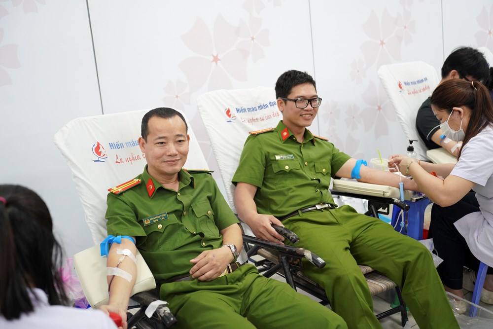 Hơn 450 “giọt máu sẻ chia” tại Ngày hội hiến máu - ảnh 2