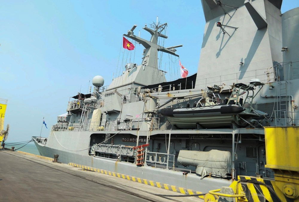 Tàu Hải quân Hoàng gia Australia thăm Đà Nẵng - ảnh 2