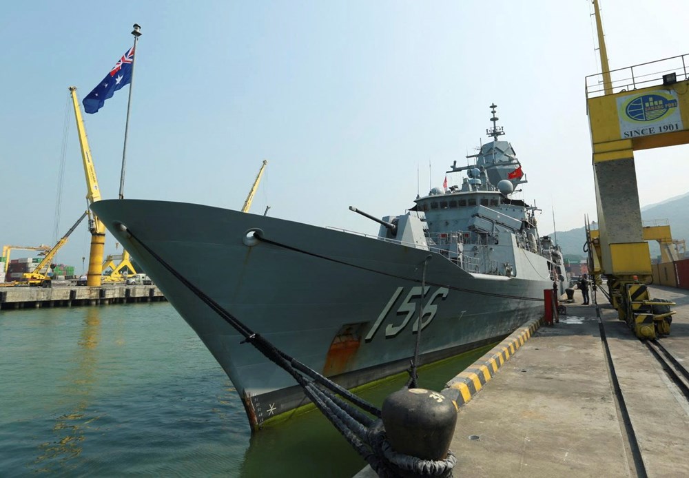 Tàu Hải quân Hoàng gia Australia thăm Đà Nẵng - ảnh 1