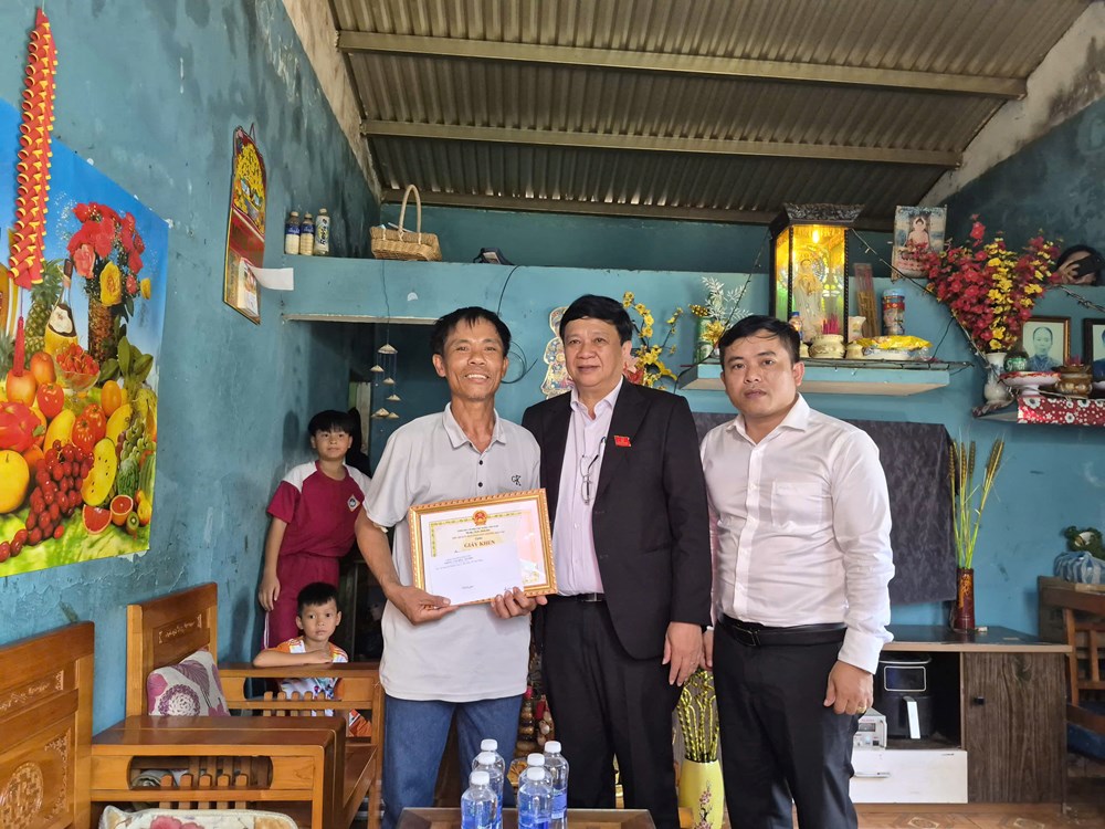 Biểu dương người đàn ông dũng cảm cứu hai trẻ đuối nước - ảnh 1