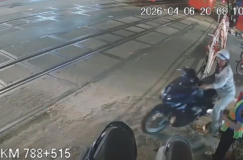 Hai nhân viên gác chắn tàu bị hành hung khi đang làm nhiệm vụ - ảnh 1