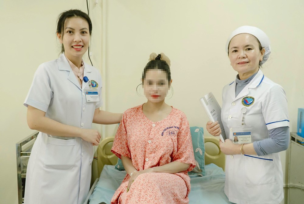 Chủ quan với đau bụng, phát hiện khối u buồng trứng kích thước lớn - ảnh 2