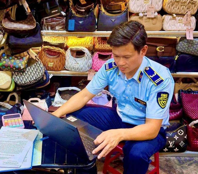 Đà Nẵng: Xử phạt 7 cơ sở bán hàng giả tại khu vực du lịch - ảnh 1