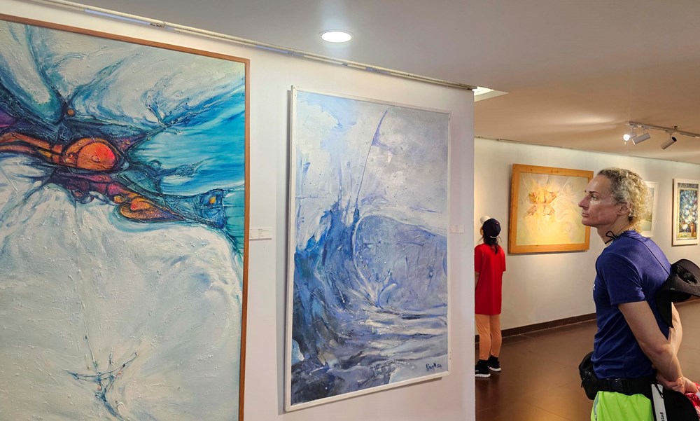 Nghệ sĩ Đà Nẵng kể chuyện quê hương qua triển lãm “Sắc màu đất Quảng” - ảnh 12