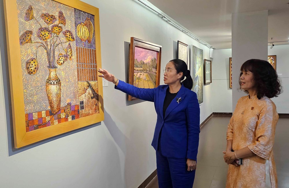 Nghệ sĩ Đà Nẵng kể chuyện quê hương qua triển lãm “Sắc màu đất Quảng” - ảnh 7