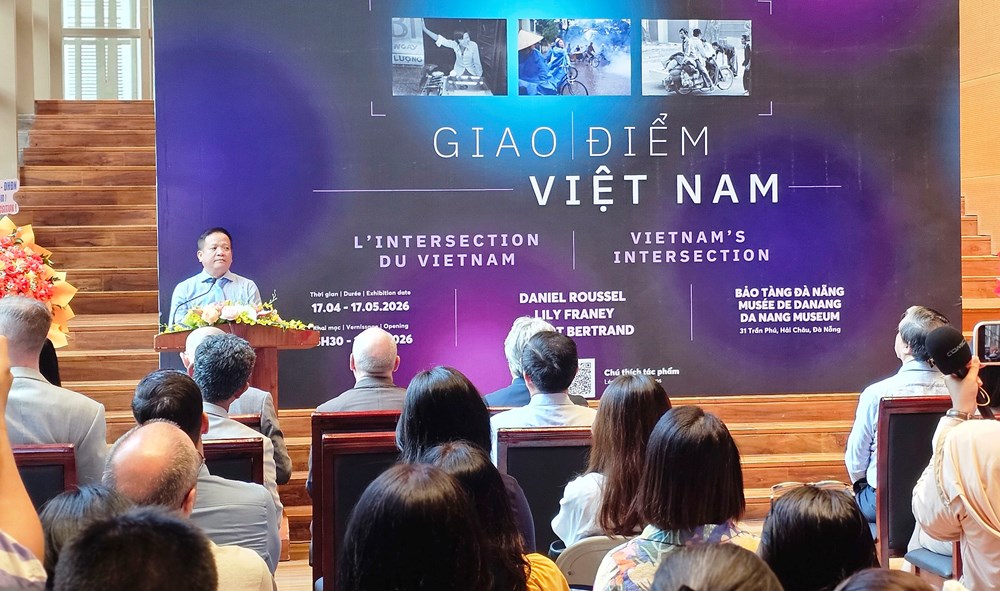 Khai mạc triển lãm ảnh “Giao điểm Việt Nam”  - ảnh 1