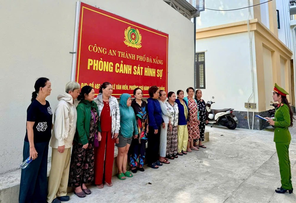 Triệt xoá tụ điểm đánh bạc, bắt quả tang 11 đối tượng - ảnh 1