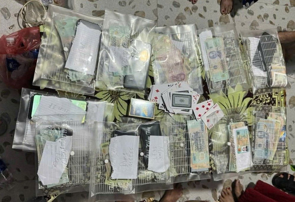 Triệt xoá tụ điểm đánh bạc, bắt quả tang 11 đối tượng - ảnh 2