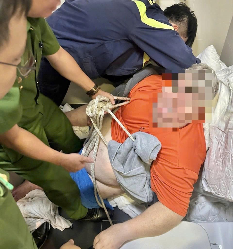 Giải cứu du khách Mỹ nặng gần 300kg mắc kẹt trong phòng vệ sinh  - ảnh 1