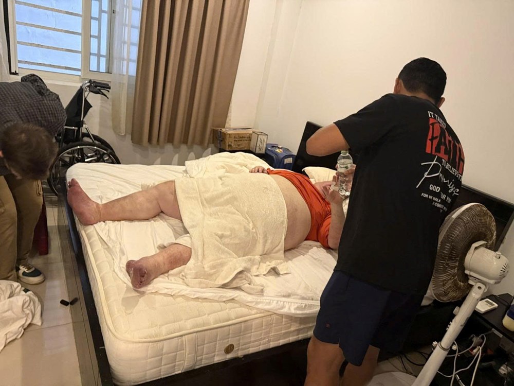 Giải cứu du khách Mỹ nặng gần 300kg mắc kẹt trong phòng vệ sinh  - ảnh 2