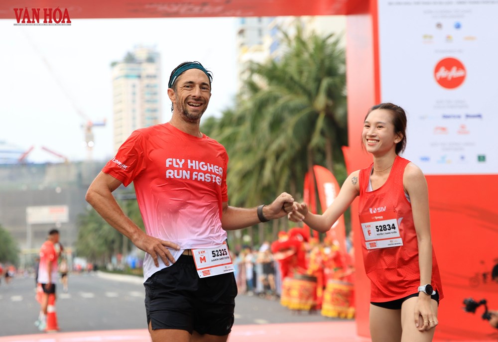 Gần 8.000 VĐV tham gia Giải chạy AirAsia RedRun Đà Nẵng 2026 - Quán quân 21  - ảnh 12