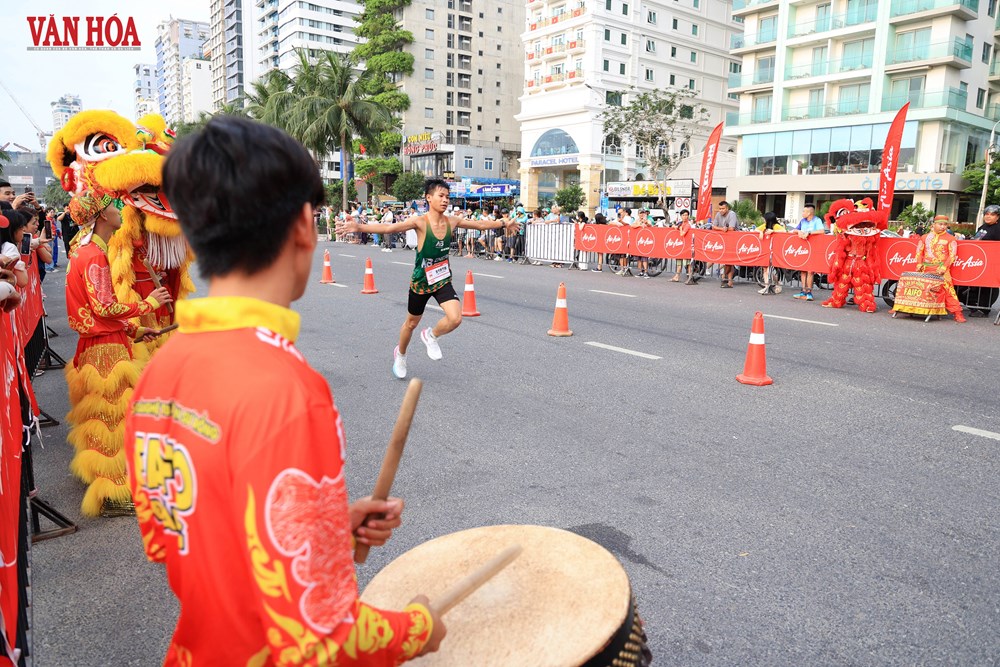 Gần 8.000 VĐV tham gia Giải chạy AirAsia RedRun Đà Nẵng 2026 - Quán quân 21  - ảnh 10