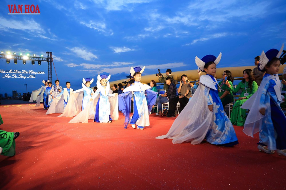 Khép lại Lễ hội Áo dài Đà Nẵng 2026 bằng “bản hòa ca” trên sông Hàn - ảnh 11