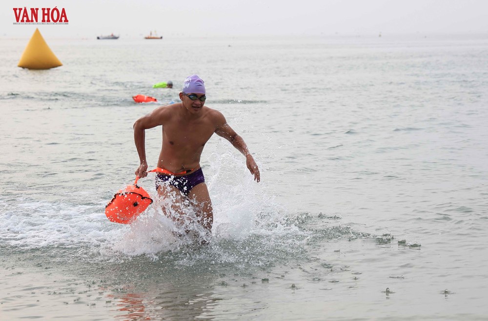 Gần 500 VĐV tranh tài Giải bơi biển “Vượt sóng mùa hè” Đà Nẵng 2026 - ảnh 11