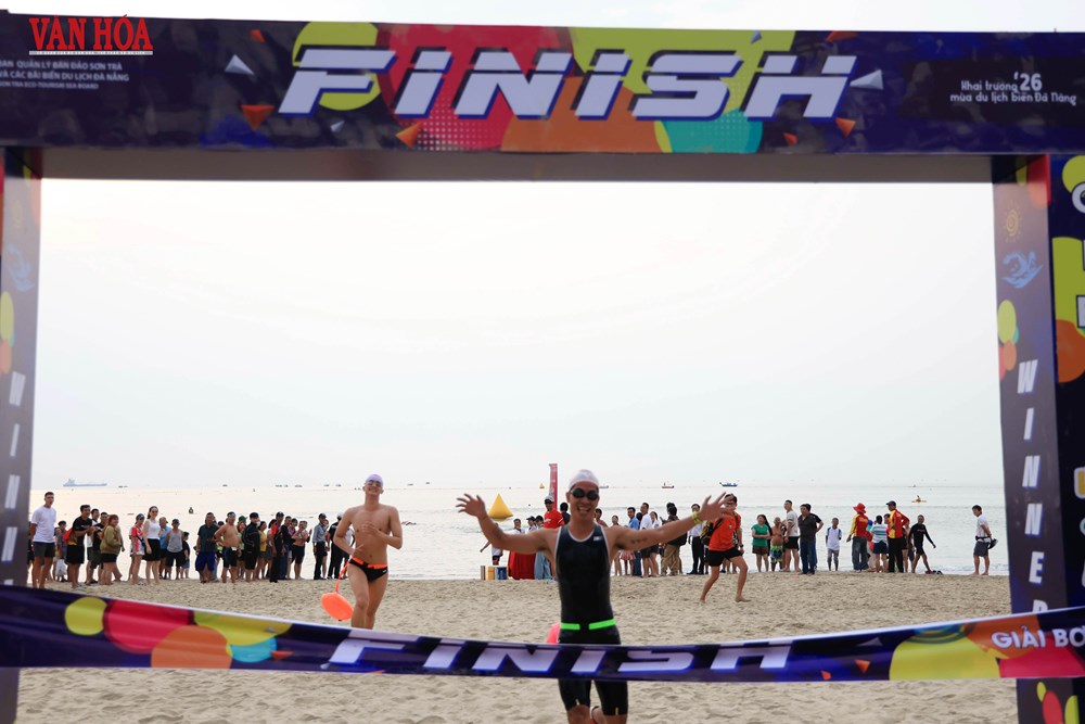 Gần 500 VĐV tranh tài Giải bơi biển “Vượt sóng mùa hè” Đà Nẵng 2026 - ảnh 12