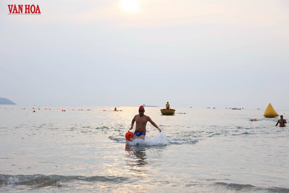 Gần 500 VĐV tranh tài Giải bơi biển “Vượt sóng mùa hè” Đà Nẵng 2026 - ảnh 10