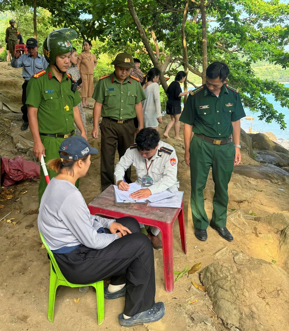 Sơn Trà ra quân xử lý “du lịch chui”, bảo vệ cảnh quan điểm đến - ảnh 2