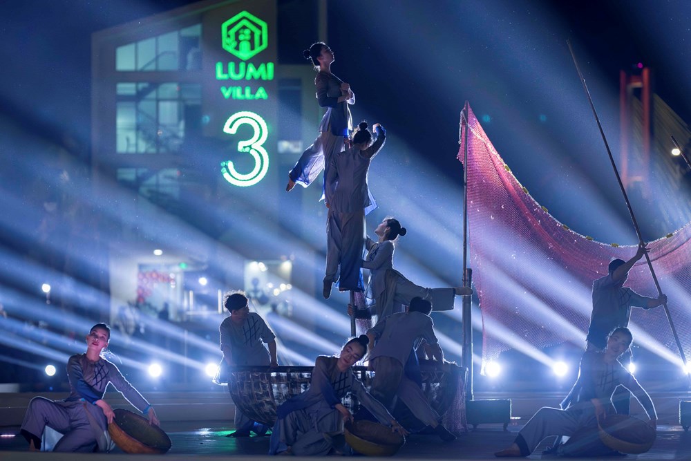 Từ sức nóng của show nhạc nước vạn người đến “cú hích” lộ diện 5 tòa tháp biểu tượng tại Regal Legend - ảnh 3