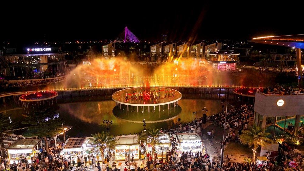 Từ sức nóng của show nhạc nước vạn người đến “cú hích” lộ diện 5 tòa tháp biểu tượng tại Regal Legend - ảnh 5