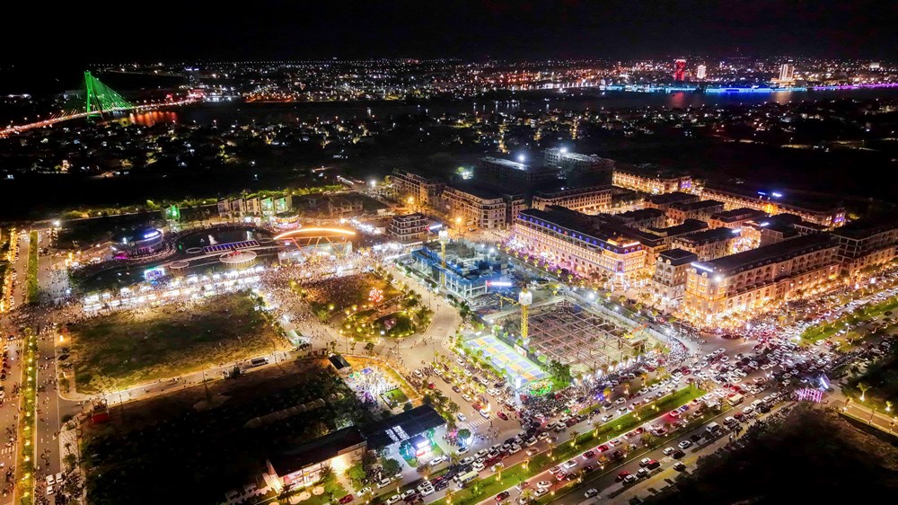 Từ sức nóng của show nhạc nước vạn người đến “cú hích” lộ diện 5 tòa tháp biểu tượng tại Regal Legend - ảnh 8