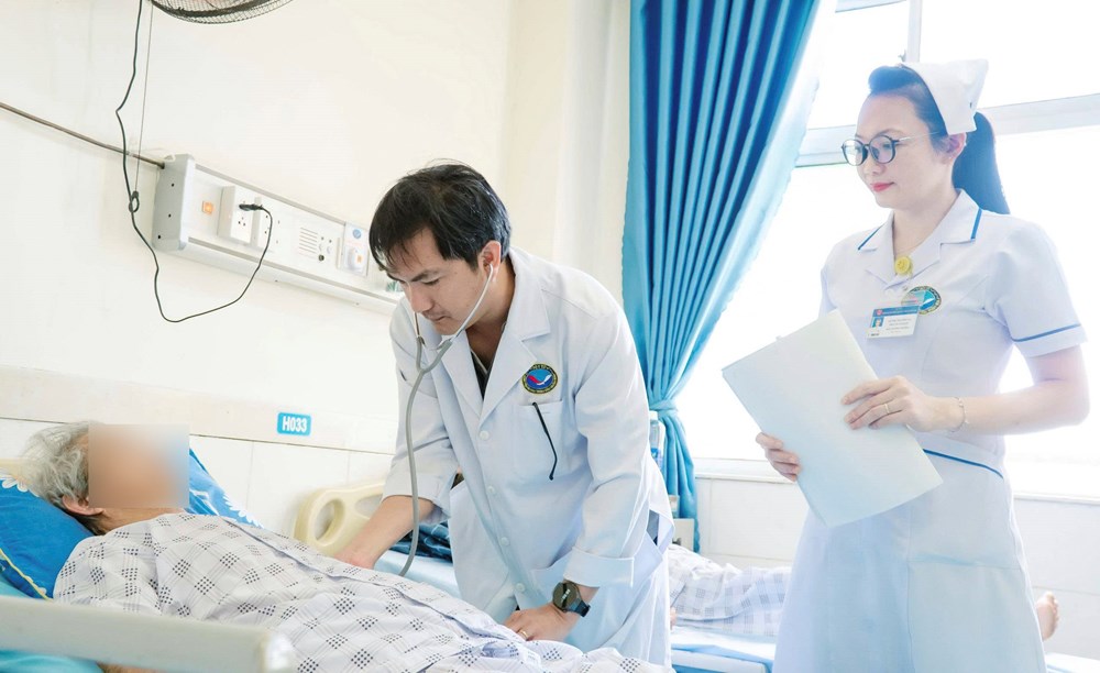 Bệnh viện Việt - Hàn Đà Nẵng lần đầu thực hiện thành công kỹ thuật thay van động mạch chủ qua da - ảnh 2