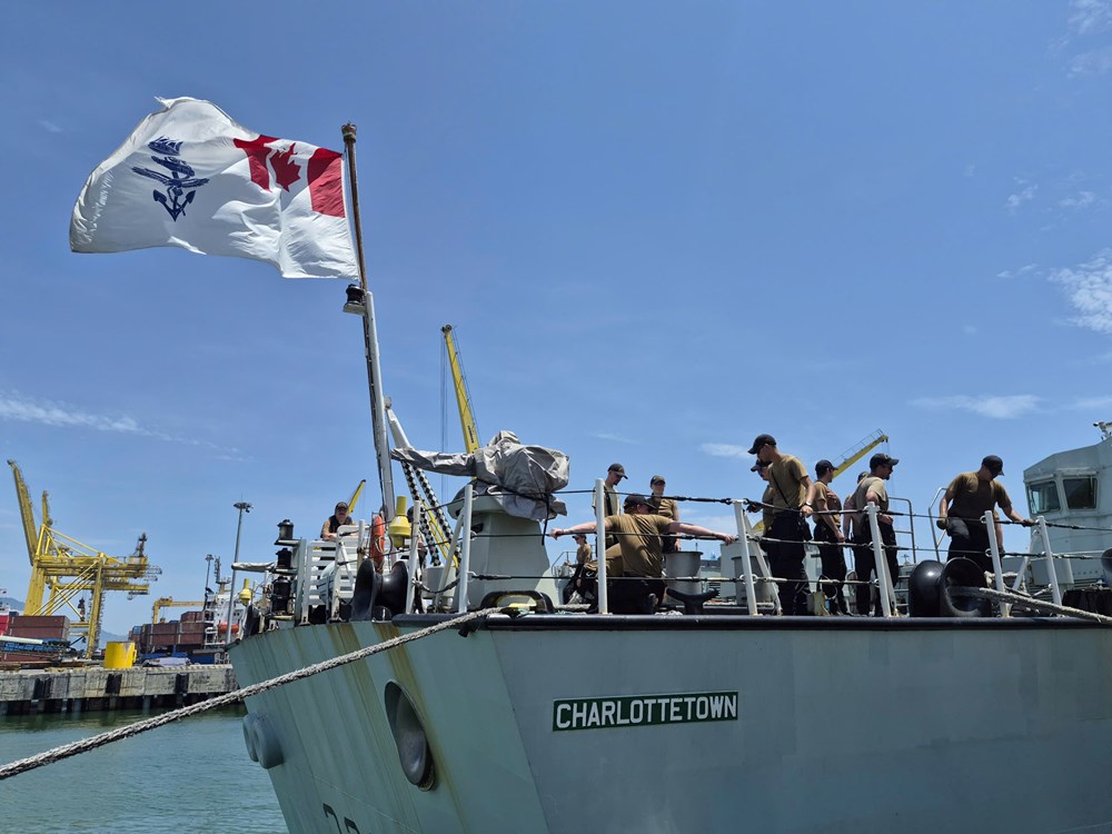 Tàu Hải quân Canada thăm Đà Nẵng - ảnh 5