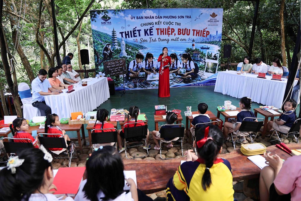 “Sơn Trà trong mắt em”: Lan tỏa tình yêu quê hương qua từng tấm thiệp, bưu thiếp - ảnh 1