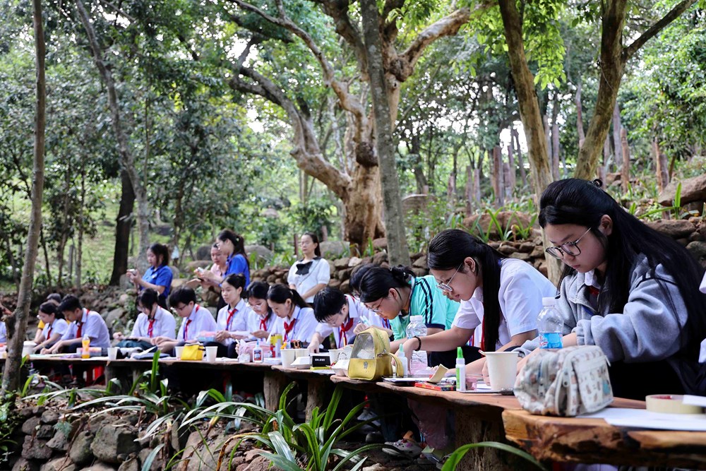 “Sơn Trà trong mắt em”: Lan tỏa tình yêu quê hương qua từng tấm thiệp, bưu thiếp - ảnh 2