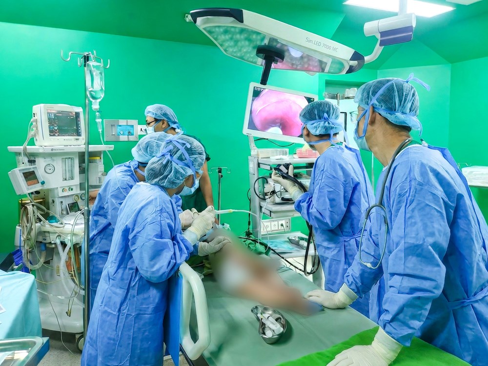Nội soi cấp cứu gắp khuyên tai sắc nhọn trong thực quản bé gái 11 tháng tuổi - ảnh 1