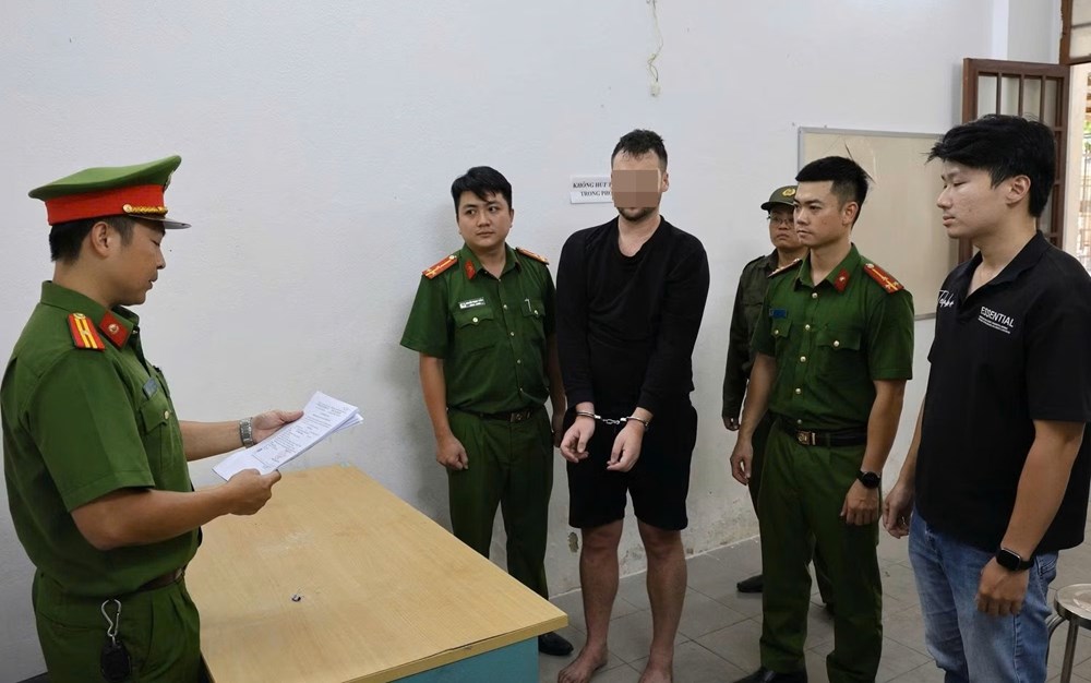Khởi tố, bắt tạm giam người nước ngoài gây rối, đập phá quán cà phê ở Đà Nẵng - ảnh 1