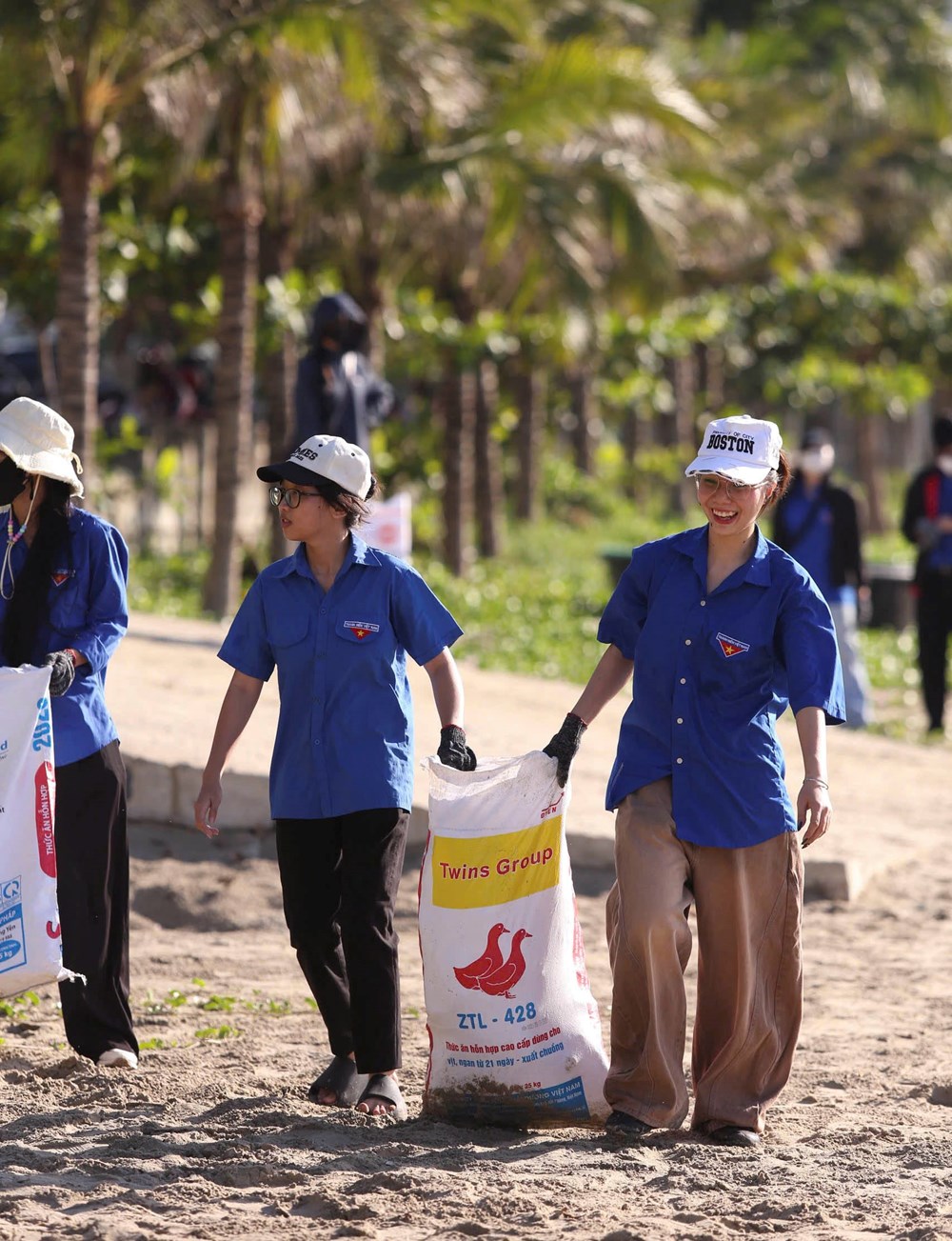 Hơn 1.200 tình nguyện viên ra quân làm sạch bán đảo Sơn Trà và bãi biển Đà Nẵng - ảnh 3