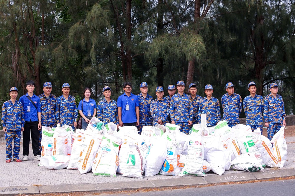 Hơn 1.200 tình nguyện viên ra quân làm sạch bán đảo Sơn Trà và bãi biển Đà Nẵng - ảnh 7