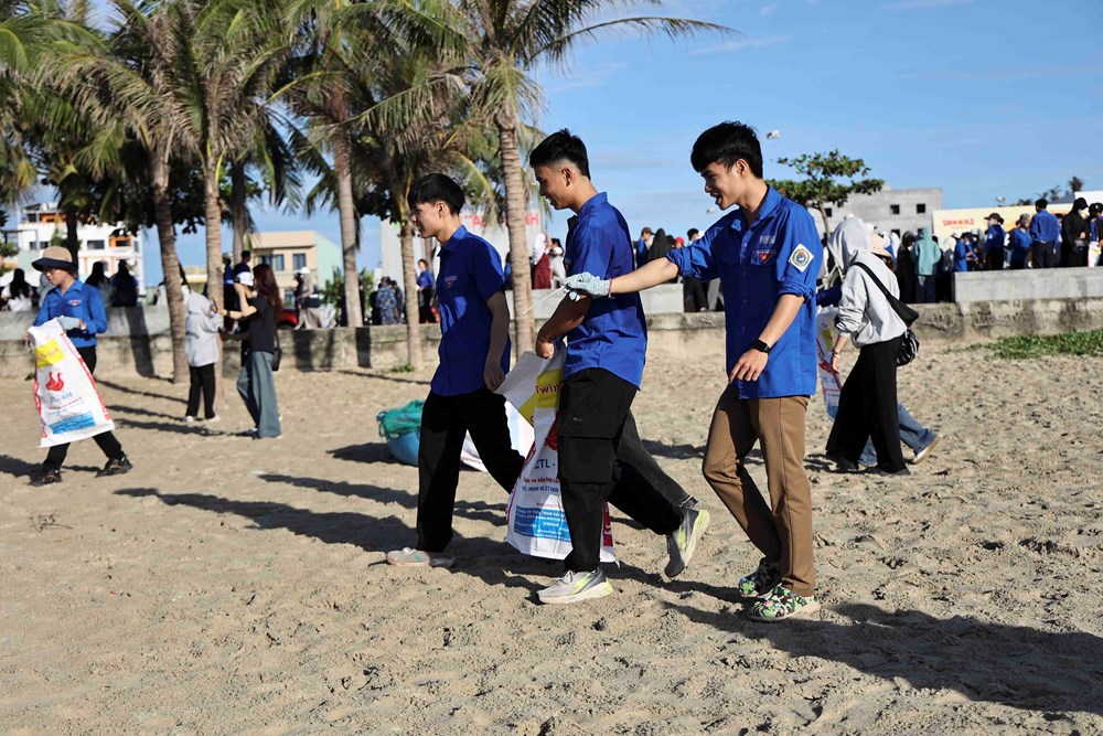 Hơn 1.200 tình nguyện viên ra quân làm sạch bán đảo Sơn Trà và bãi biển Đà Nẵng - ảnh 2