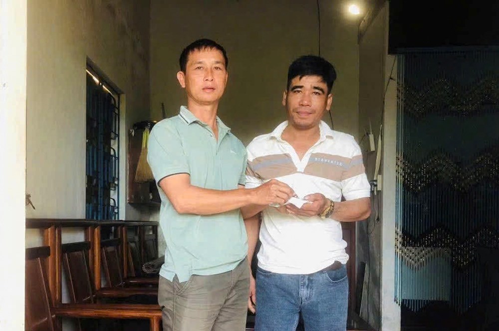 Đánh rơi 7 chỉ vàng, người đàn ông vỡ òa khi nhận lại tài sản từ đôi vợ chồng tốt bụng - ảnh 1