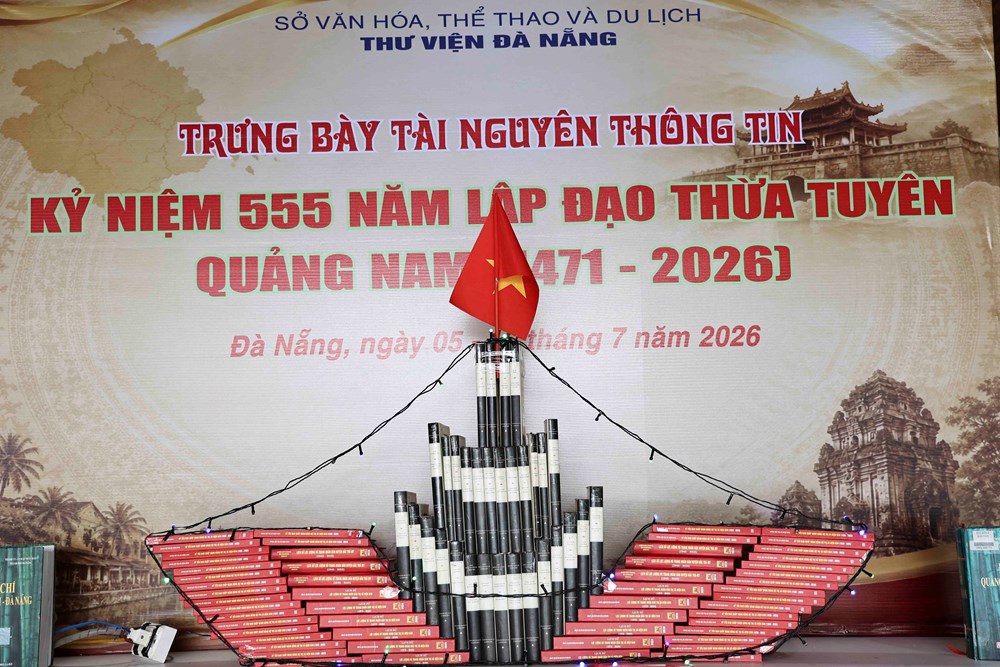 Trưng bày tư liệu, sách chào mừng 555 năm thành lập đạo Thừa tuyên Quảng Nam - ảnh 2