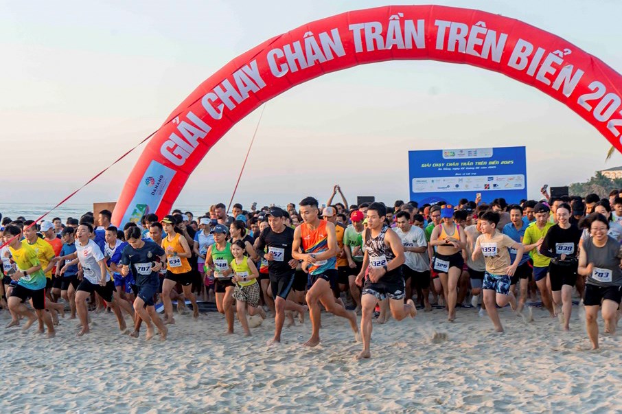 Chạy chân trần trên cát, đón bình minh giữa biển Đà Nẵng - ảnh 1