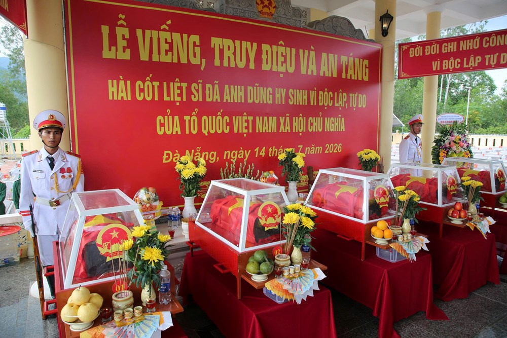 Đưa 5 liệt sĩ từ hang Đá Sập về yên nghỉ trong lòng đất mẹ - ảnh 1