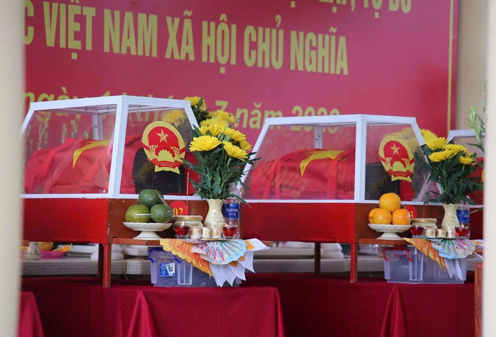 Đưa 5 liệt sĩ từ hang Đá Sập về yên nghỉ trong lòng đất mẹ - ảnh 6