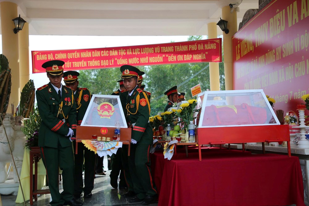 Đưa 5 liệt sĩ từ hang Đá Sập về yên nghỉ trong lòng đất mẹ - ảnh 7
