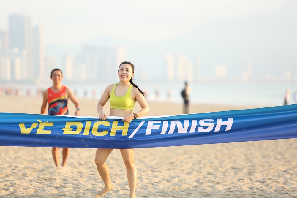 Hàng nghìn người chạy chân trần đón bình minh trên biển Đà Nẵng - ảnh 10