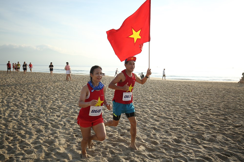 Hàng nghìn người chạy chân trần đón bình minh trên biển Đà Nẵng - ảnh 6