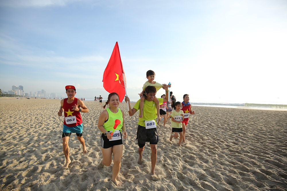 Hàng nghìn người chạy chân trần đón bình minh trên biển Đà Nẵng - ảnh 5