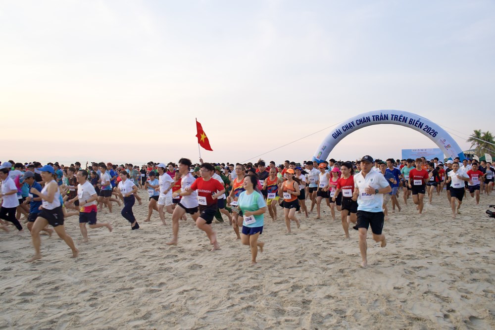 Hàng nghìn người chạy chân trần đón bình minh trên biển Đà Nẵng - ảnh 2