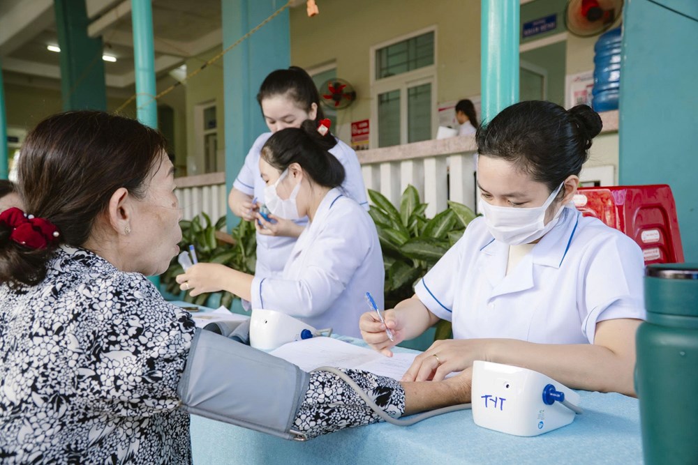 Hơn 4.100 người dân xã đảo Tam Hải được khám sức khoẻ miễn phí - ảnh 2
