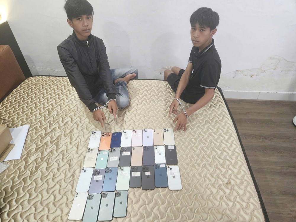 Truy xét nhanh, bắt hai anh em trộm 27 điện thoại iPhone - ảnh 1
