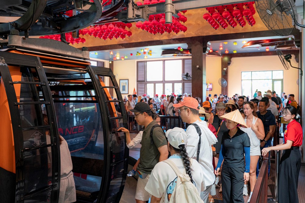 Du khách thích thú check-in Cầu Vàng rợp cờ Tổ quốc - ảnh 3