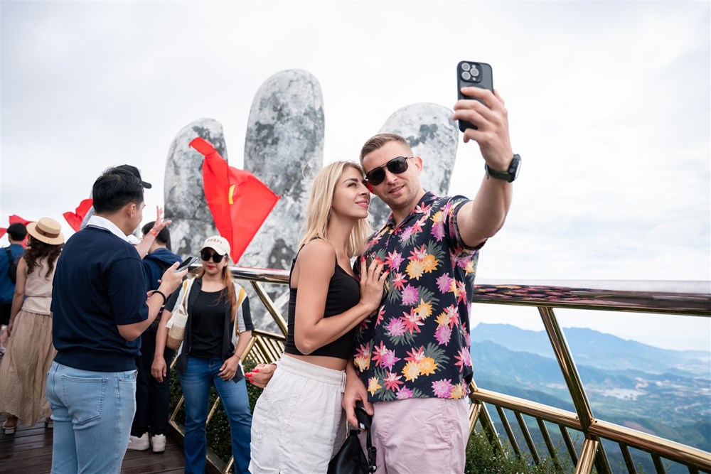 Du khách thích thú check-in Cầu Vàng rợp cờ Tổ quốc - ảnh 7