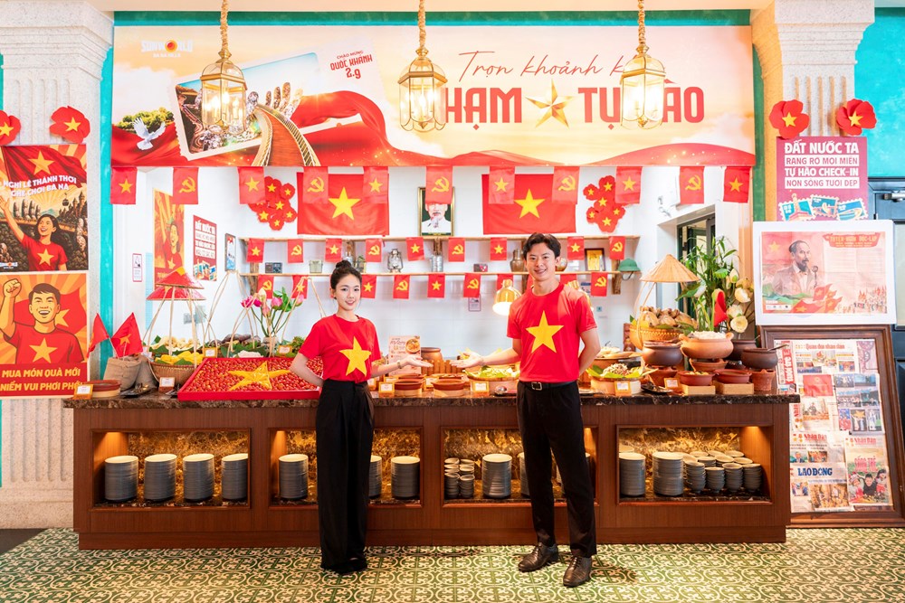 Du khách thích thú check-in Cầu Vàng rợp cờ Tổ quốc - ảnh 10
