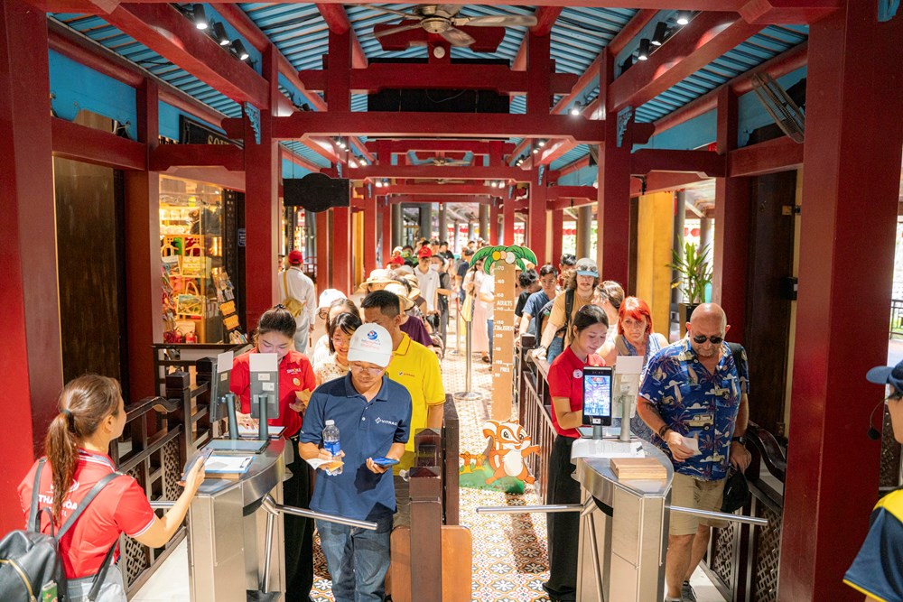 Du khách thích thú check-in Cầu Vàng rợp cờ Tổ quốc - ảnh 2