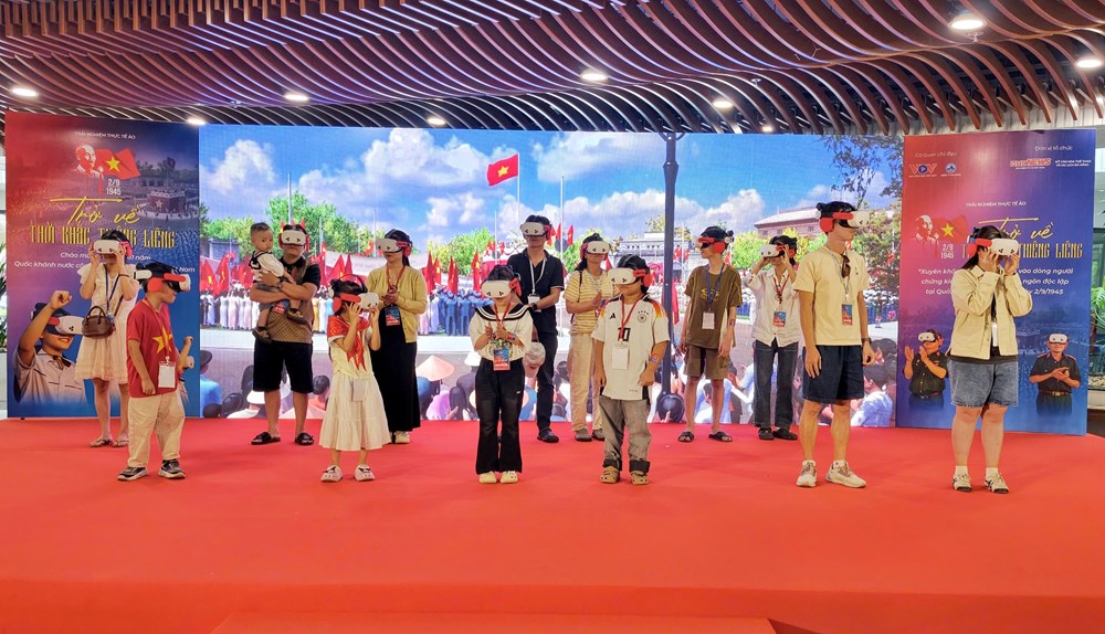 Hơn 5.000 người trải nghiệm chương trình “Trở về thời khắc thiêng liêng” tại Đà Nẵng - ảnh 1